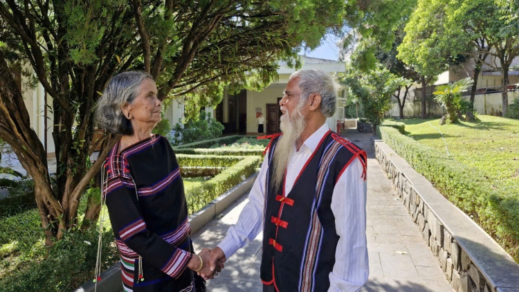 Nuĭh geh nău knơm kơl rdâk njêng trong kan chính trị ta ntŭk kan ba dâng kloh ueh, nâp nâl.