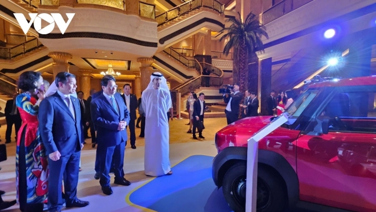 THỦ TƯỚNG PHẠM MINH CHÍNH LUM LÊY ZR’LỤ PA CĂH LÂNG PÂH BH’RỢ TƠƠP PA CĂH XE Ô TÔ ĐIỆN VINFAST ĐHỊ UAE