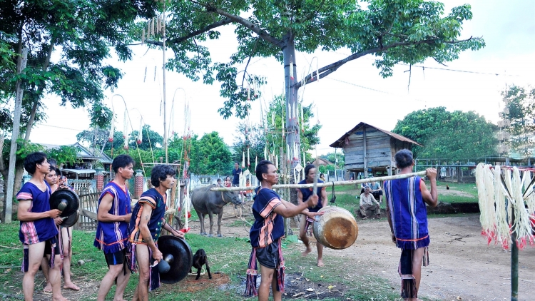 LẸ PÀI SLỚ SLẤN ĐĂM CHAY CÚA PỈ NOỌNG CẦN GIÁ RAI