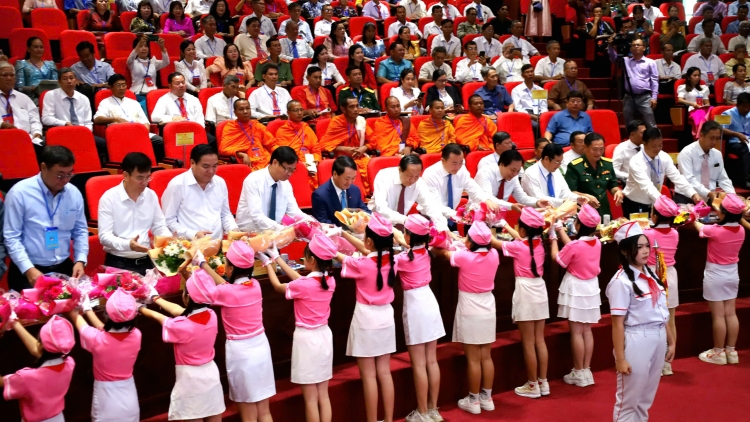 AKAOK MENTRI , CHU NHIEM UY MBAN BANGSA HẦU A LỀNH, HU MBAOK TAME MBANG NYAOM ROYA BANGSA TAKIK TINH VINH LONG 