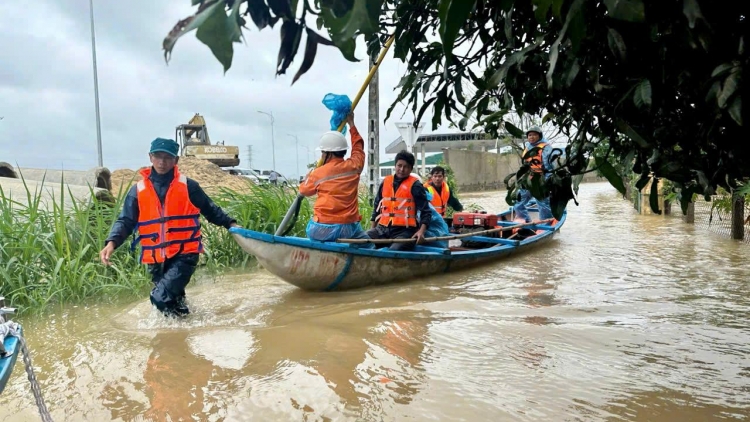 QUẢNG NGÃI:CHỦ ĐỘNG CHO HỌC SINH NGHỈ HỌC ĐỂ TRÁNH LŨ