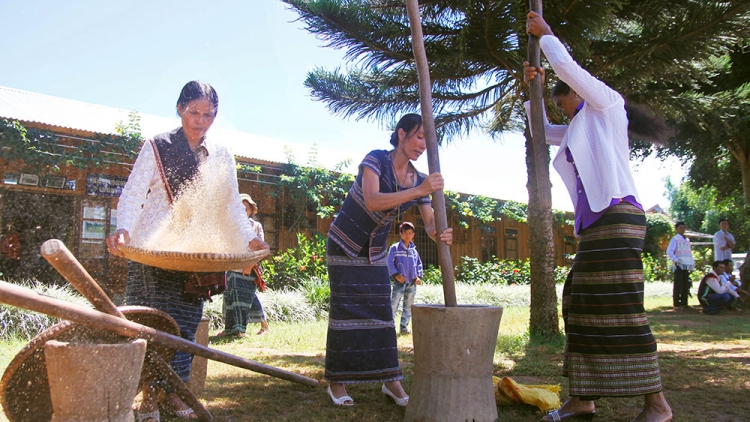 Ràs sa tàm bòn lơgar bơtàu tơng guh jat Bác Hồ