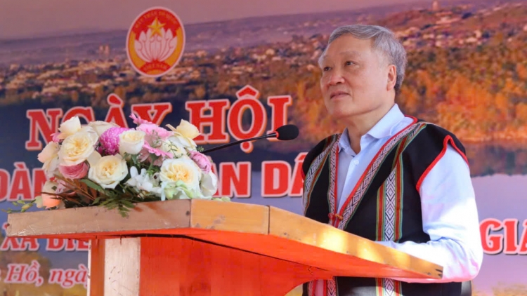 Phŏ Thủ tướng Nguyễn Hòa Bình vang truh akŏm Năr Tơgoăt mĭnh ƀơ̆r đon đĭ đăng hơdrĕch hơdrŭng tơ̆ plei Ia Nueng, pơlei tơm Pleiku, dêh char Gia Lai 