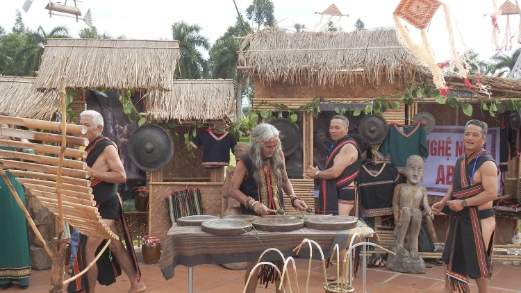 Hơmet ăn giĕng Jŏh ayŏ kơ dŏ xoang –Chă tơmang lăng păng tôn chĭng Kon Tum