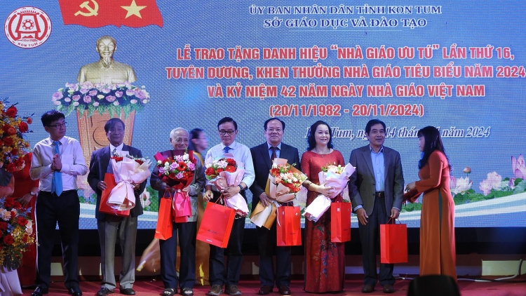 Kon Tum tơbâ kơ mâu thái cô drêng troh Hâi thái cô Việt Nam 20-11