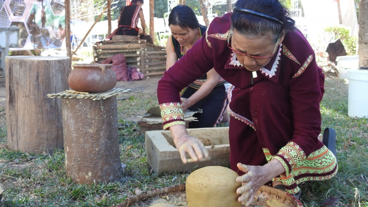 Trình diễn, trưng bày nghề thủ công truyền thống các dân tộc thiểu số tỉnh Kon Tum