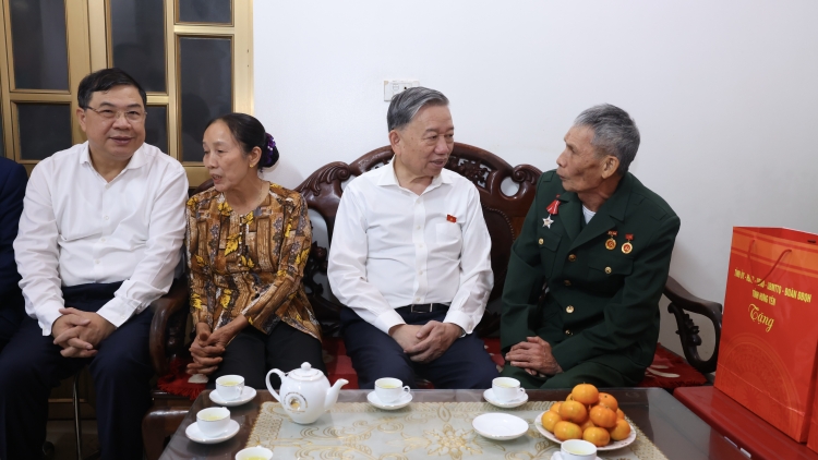 Tổng Bí thư Tô Lâm tơƀơ̆p pơma dơnuh hăm bơngai tăh hla tơ̆ pơlei tơm Hưng Yên 