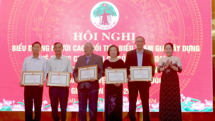 Bi mni kơ 33 čô khua mduôn leh anăn phung khua thŭn êdah êdi ti čar Dak Lak 