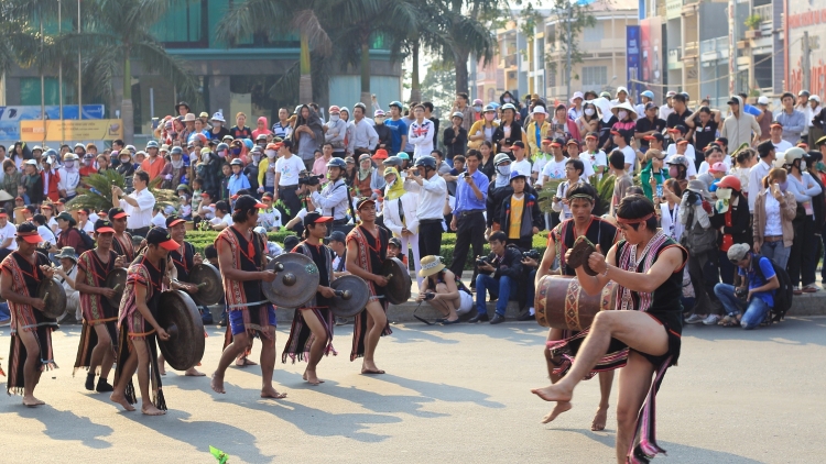 Càr Dăk Lăk tơrgùm bal nàng bơtàu tơnguh