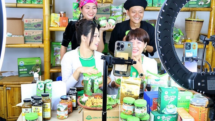 Phan bơkah càr Gia Lai gŏ măt tàm drà kă bro điện tử, gùng lòt tŭ do mờ tơnơ̆ do