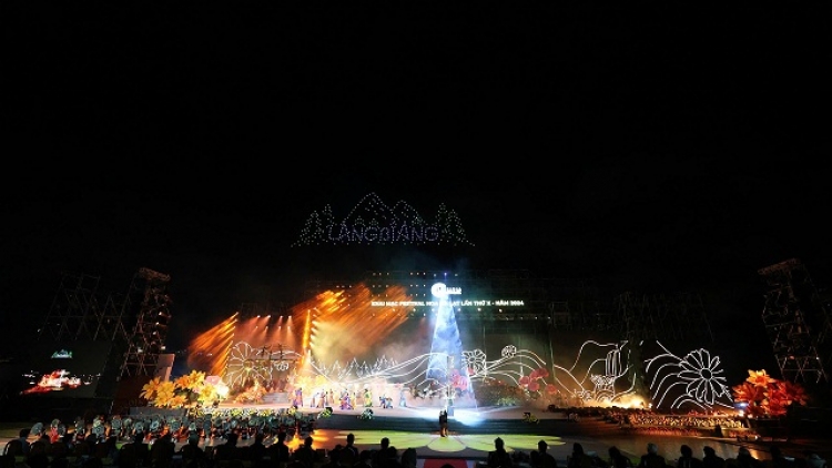 Pôa Nguyễn Hòa Bình - Ngế pro xiâm phŏ hnê ngăn tơnêi têa veăng  leh pơxiâm po Festival reăng Đà Lạt