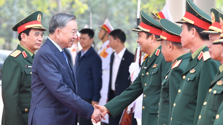 Tổng Bí thư Tô Lâm năm ngôi păng bơ̆ jang tơ̆ Anih ‘măn răk tơmam Jơhnơr arih kơ Khul linh Việt Nam