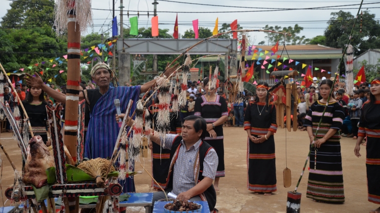 Mâm cúng và bữa cơm cộng đồng trong ngày đầu năm mới của người Xê Đăng tại Đắk Lắk