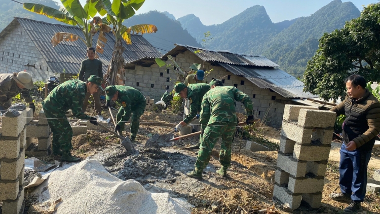 Cao Bằng: Huy động hàng ngàn lượt cán bộ chiến sỹ giúp người dân di dời chuồng trại gia súc