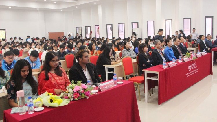 “Ktưn hưn hđeh hriăm hră, sinh viên Dak Lak”