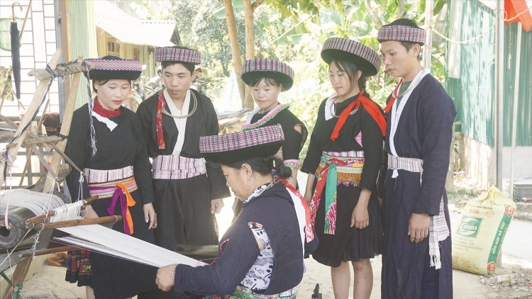 KHIK RAMIK SIAM GHEIH JIH DALAH DI BHUM KAKUER TAGINUM