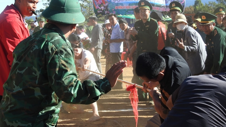 Vui Tết biên phòng ấm lòng dân bản ở biên giới Kon Tum