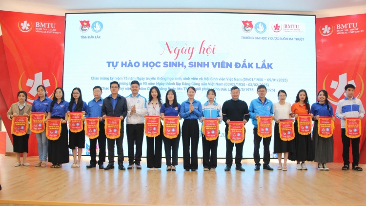 Ntô̆ n’hao kon hŏk, sinh viên Dak Lak 