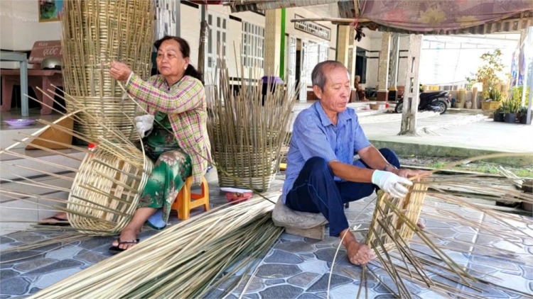 ចុងឆ្នាំទៅទស្សនាភូមិរបរត្បាញឫស្សីពកប្រពៃណី