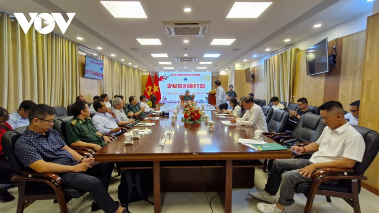 C’BHUH LÂNG PHÓNG VIÊN VOV ĐƠP BẰNG KHEN ÂNG BỘ TƯ LỆNH BĐBP