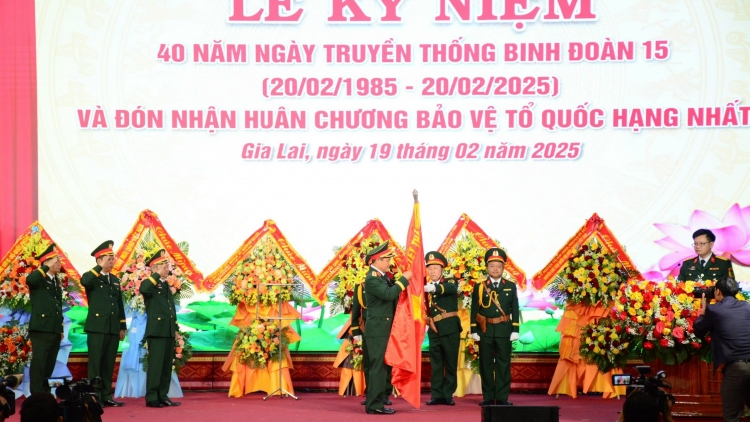Binh đoàn 15 wơt dơn Huân chương Mât njrăng neh dak hạng Nhất