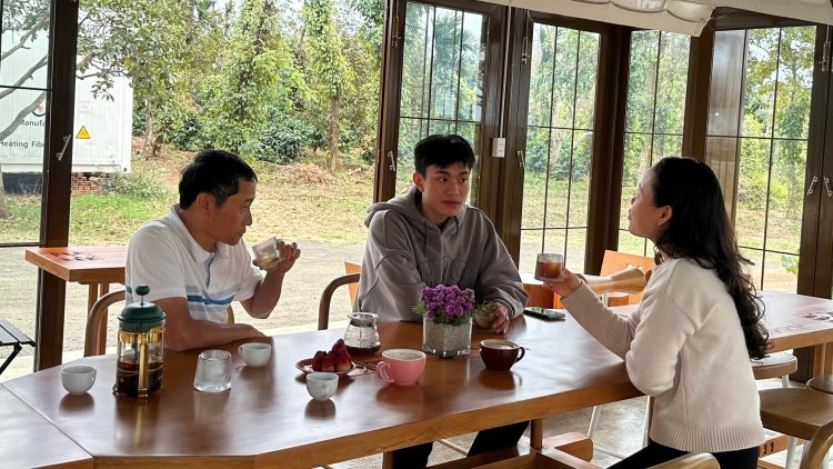 Dŭm êtuh êbâo kčŏk kphê amâo mă prăk hlăm Knăm mơak kphê Ƀuôn Ama Thuôt