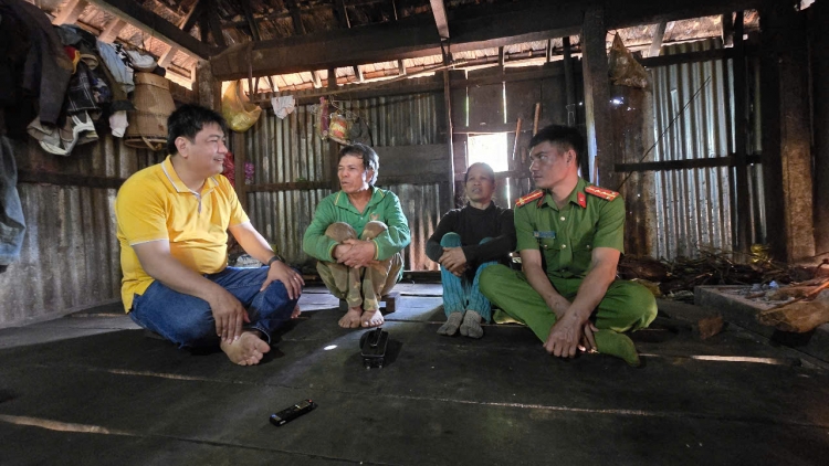 Du rut nău nchih: Ntơm bah tih trong plơ̆ sĭt đah ƀon lan  Nău nchih bôk năp: Hôm nkah... ăp nar tih trong