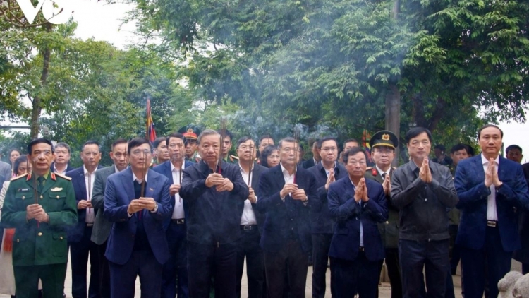 Tổng Bí thư Tô Lâm soh hlôt nhang ƀlŏk tơbăt ăn rim ƀok Pơtao Hùng, tơbăt jơhngơ̆m hôn bơnê tơgop tih tên đơ̆ng mĕ ƀă yă ƀok sơ̆