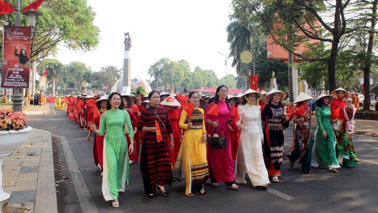 Mniê Daklak mdah kdrăp ao dai lehanăn ruĕ hlăm alŭ wăl knưng klei dưi Ƀuôn Ama Thuôt 