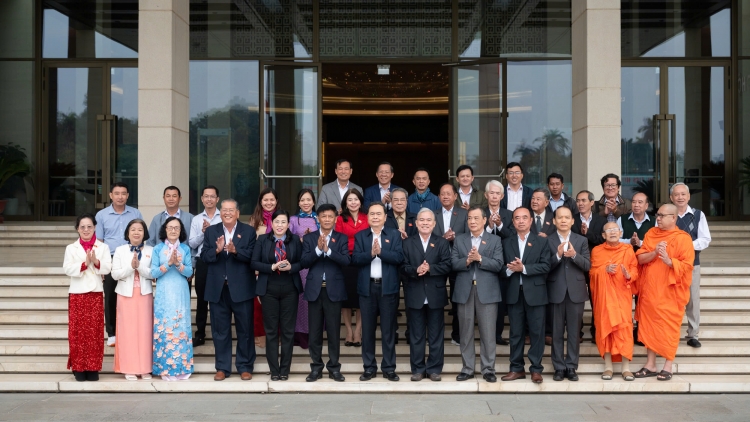 Củ tịc Quôk hội ồng Trần Thanh Mẫn tìp măt Mpồl cau ala măt Quôk hội càr Sóc Trăng