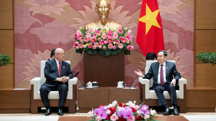 Kruanh Quốc hội Trần Thanh Mẫn vơt nŭih kan ơm bah Liên minh Nghị sĩ tâm boh Nhật-Việt