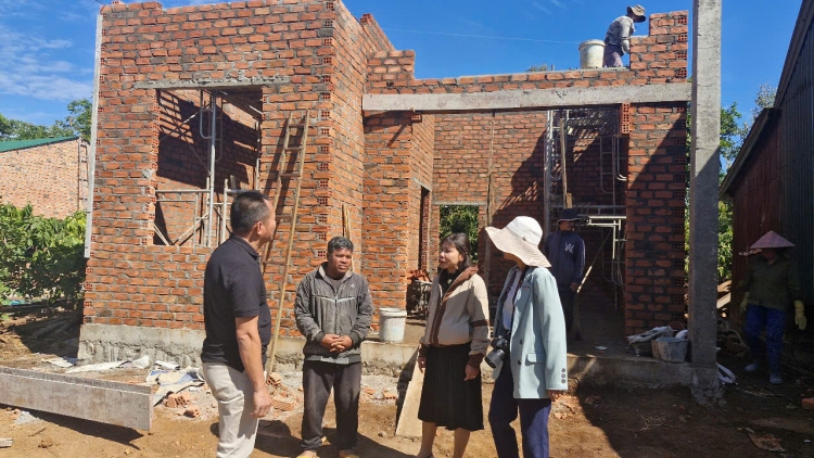 Gia Lai tàm sơm bat tê bal lơh tơn jơh rlau 8 rơbô 400 nơm hìu lơh ing, hìu ồm sèt ñhăt dà mìu 