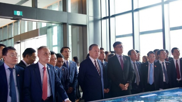 Tổng Ƀí thư ồng Tô Lâm còp anih ơhò dà lềng ơm lơgar Singapore