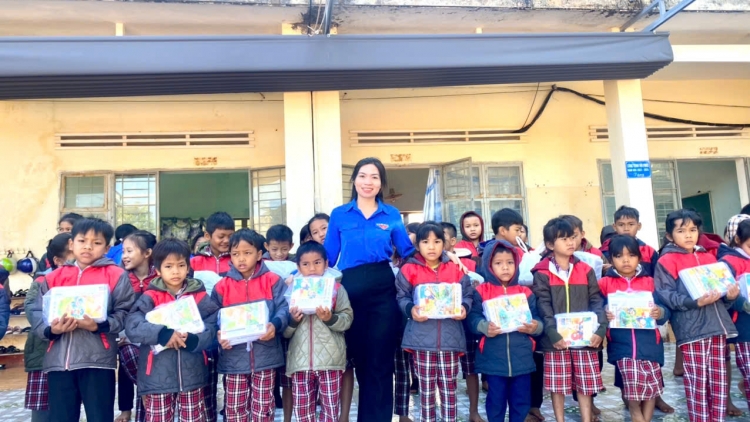 Mom ndăm Gia Lai ƀư ueh nau ơm cách mạng, ndâk njêng ƀon lan