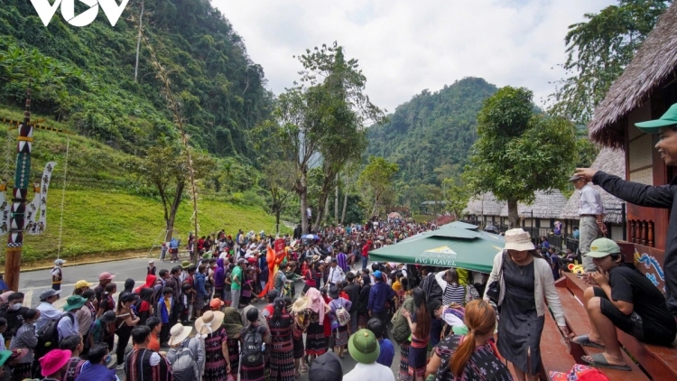 ĐỢ ZR’LỤ DU LỊCH VÊÊL BHƯƠL COH ZR’LỤ CĂN CỨ CÁCH MẠNG 