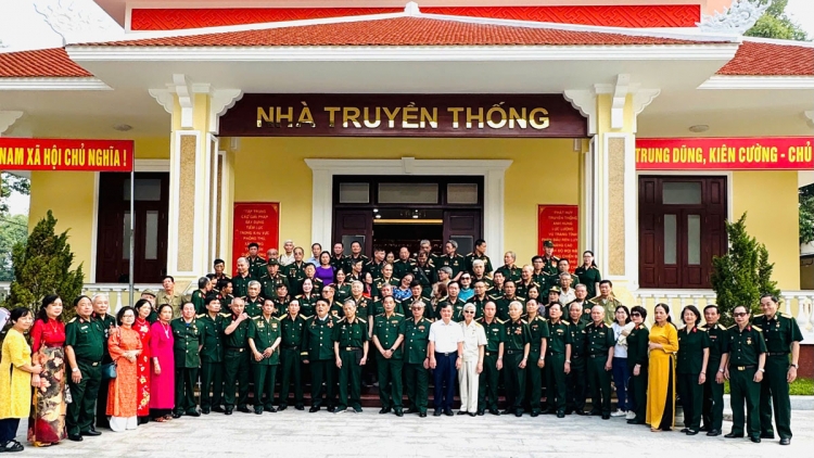 ĐỢ MANUYH LÍNH T’COOH T’HA XAY TRUIH LANG ZÂL ARỌP ABHUY COH CHIẾN TRƯỜNG BÌNH DƯƠNG AHAY