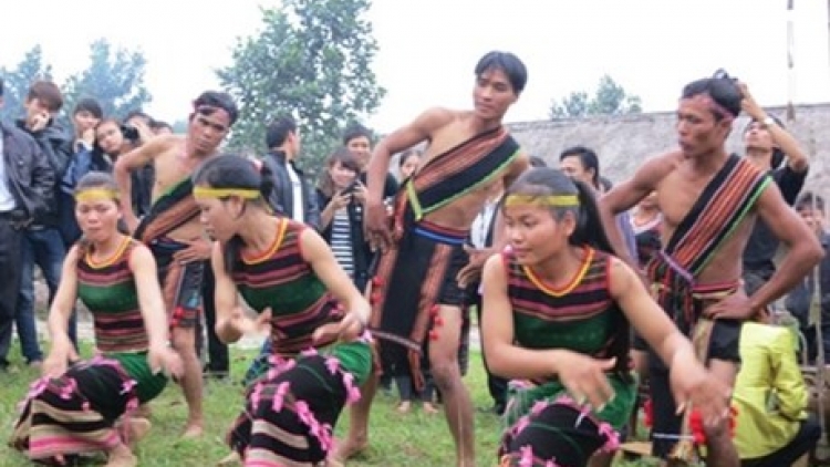 Kahgĭt ƀon lan (Hãy nhớ về quê hương)
