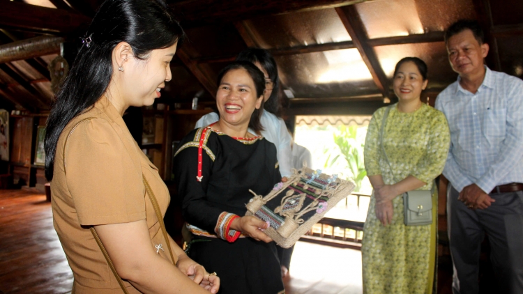 Tây Nguyên mơnhông khôi túa lĕm tro vâ pêi pro ôm hyô