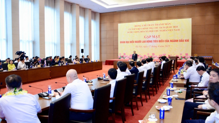 Kruanh Quốc hội Trần Thanh Mẫn mâp măt Mpôl đại biểu nuĭh pah kan ntoh lư bah nău kan pring xăng 