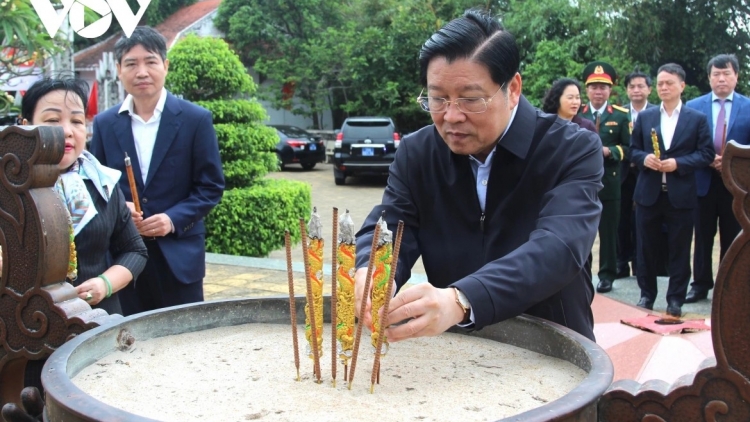 TRƯỞNG BAN NỘI CHÍNH TRUNG ƯƠNG BĂT HƯƠNG ĐÀI TƯỞNG NIỆM NÚI NHẠN