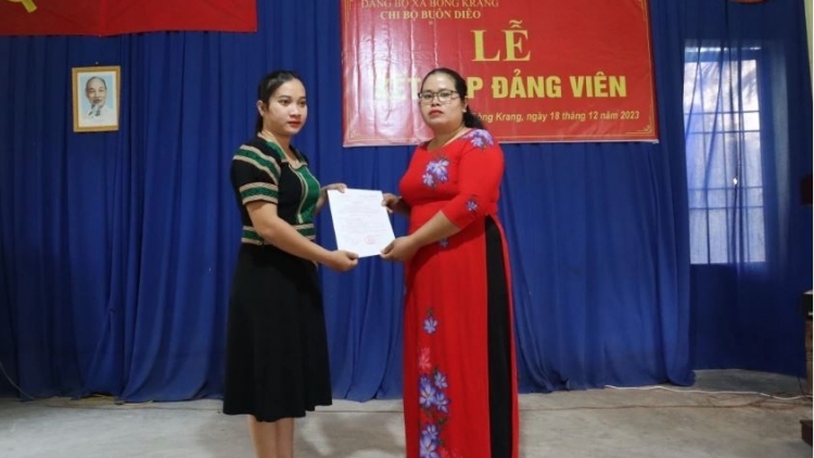 Atŏk tơ iung Đảng viên lơ̆m tơring kon kông, jơhngơ̆m pran đơ̆ng pơlei pơla