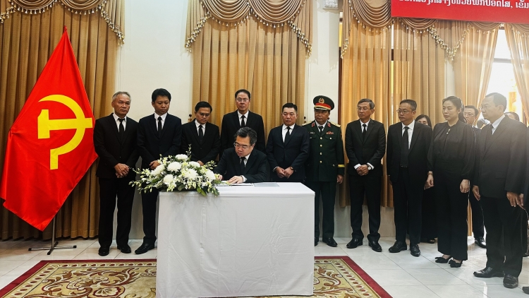 Rđau kan nkuăl ƀon têh Hồ Chí Minh hăn chang đồng chí Khamtay Siphandone