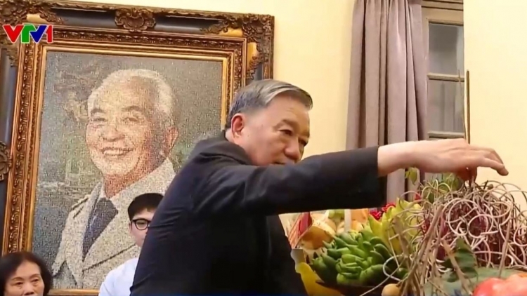 Tổng Bí thư Tô Lâm ƀlŏk hơdơ̆r hôn bơnê kơ Đại tướng Võ Nguyên Giáp hăm Đại tướng Văn Tiến Dũng