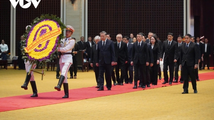 Khua git gai Ping gah ơi Tô Lâm nao mơyut rơgŏm ơi Khamtay Siphandone