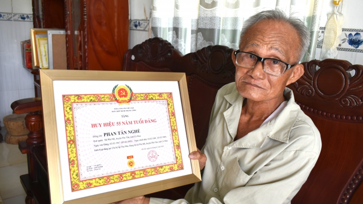 លោកផាងតឹងងែ ជាគំរូក្នុងការរៀនសូត្រ និងធ្វើតាមដំបូន្មានលោកអ៊ំហូ។