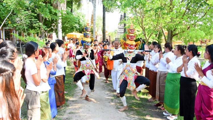 ភូមិស្រុកទិនបៀងមានការរីកចំរើនពីមួយថ្ងៃទៅមួយថ្ងៃ