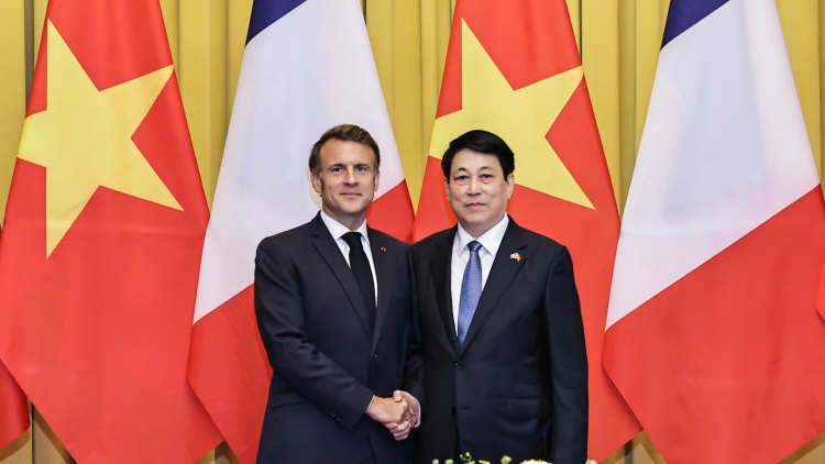 Khua lăn čar Lương Cường blŭ hrăm hŏng Khua mil čhil Prăng Emmanuel Macron