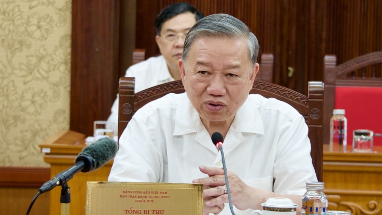 Tổng Bí thư Tô Lâm pơgơ̆r Hop akŏm Ban Bí thư găh tơdrong iŏk nơ̆r tơgop đơ̆ng kon pơlei vă hơmet ming Khôi luơ̆t tơm sơnăm 2013