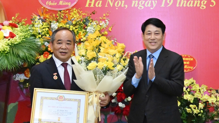 Kruanh dak Lương Cường an Huy hiệu 40 năm Đảng an Chủ nhiệm Văn phòng Kruanh dak