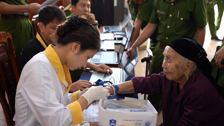 nênhs gruôs, uô tâu hâux lưv jông hnuz 15.5.2025